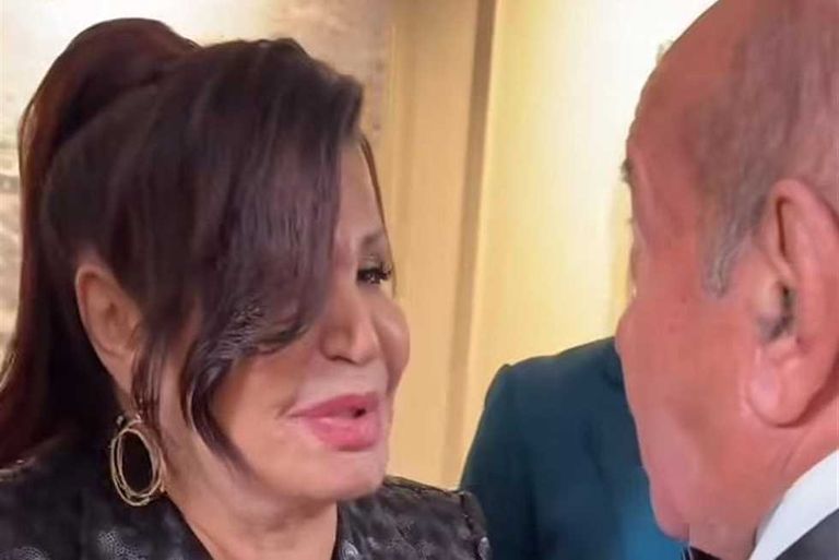 لطفي لبيب يقبل يد نجوى فؤاد