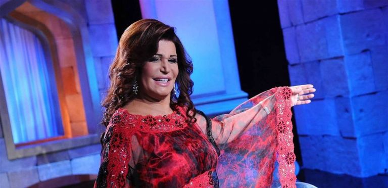 لطفي لبيب يقبل يد نجوى فؤاد