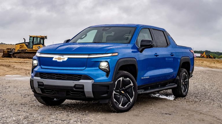 شاحنة Chevrolet Silverado EV ملوك الطرق الوعرة لعام 2025 أقوى 5 شاحنات سحبا