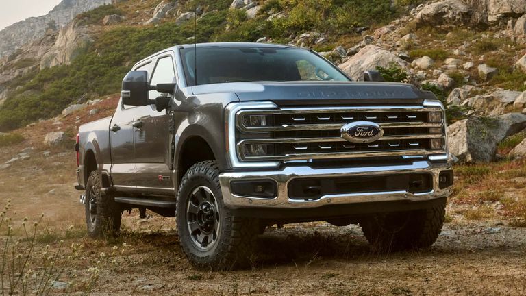 شاحنة Ford Super Duty ملوك الطرق الوعرة لعام 2025 أقوى 5 شاحنات سحبا
