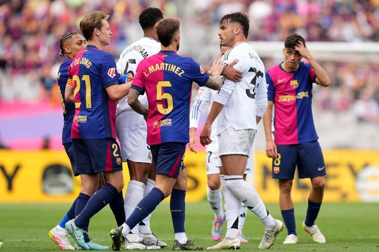 كلاسيكو برشلونة وريال مدريد غافي لاعب برشلونة