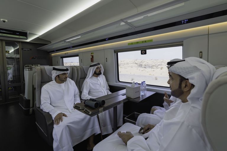 الشيخ محمد بن راشد آل مكتوم خلال رحلة بقطار الاتحاد للركاب