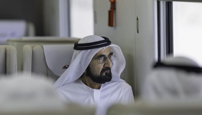 الشيخ محمد بن راشد آل مكتوم خلال رحلة بقطار الاتحاد للركاب