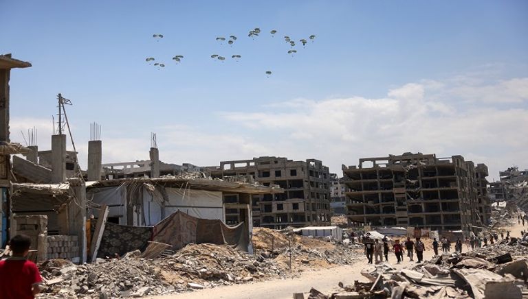 فلسطينيون يحملون أكياس الدقيق