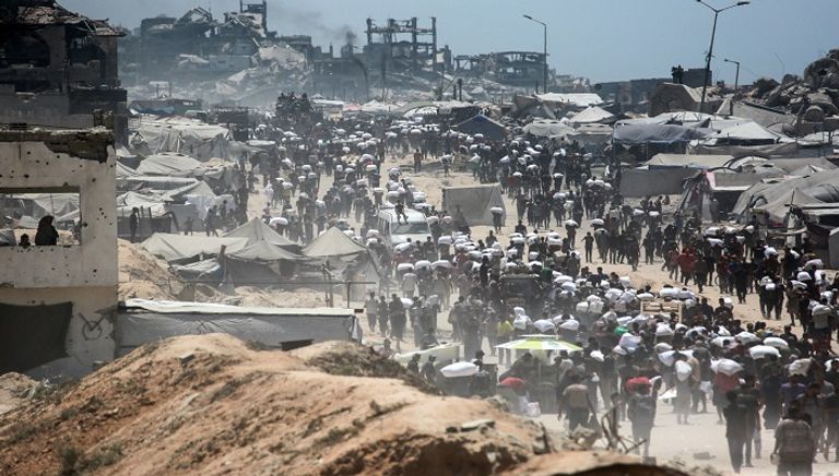 فلسطينيون يحملون أكياس الدقيق