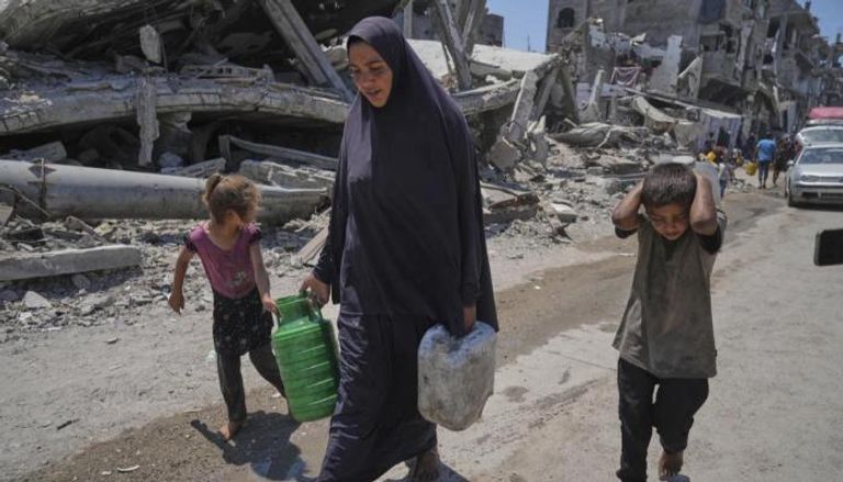 عبير صُبح مع اثنين من أطفالها في رحلة البحث عن المياه