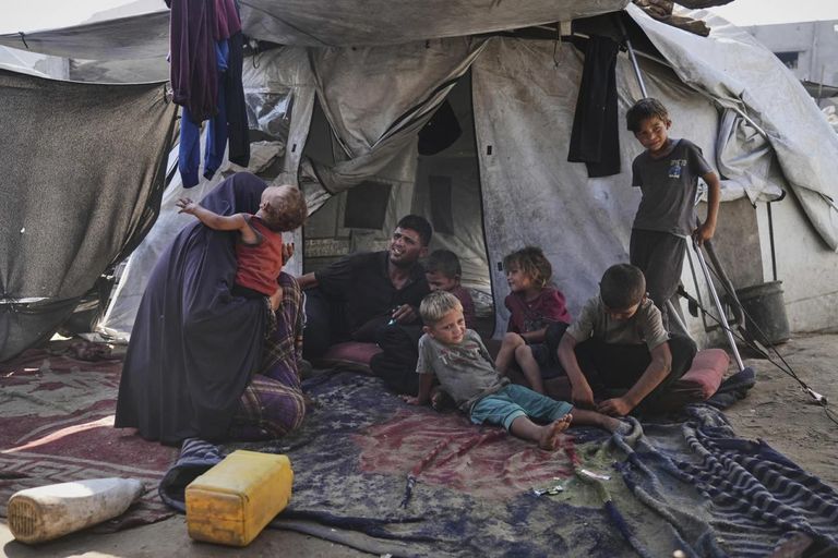 عبير صُبح مع اثنين من أطفالها في رحلة البحث عن المياه