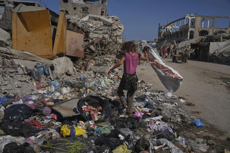 عبير صُبح مع اثنين من أطفالها في رحلة البحث عن المياه