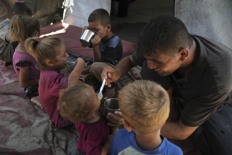 عبير صُبح مع اثنين من أطفالها في رحلة البحث عن المياه