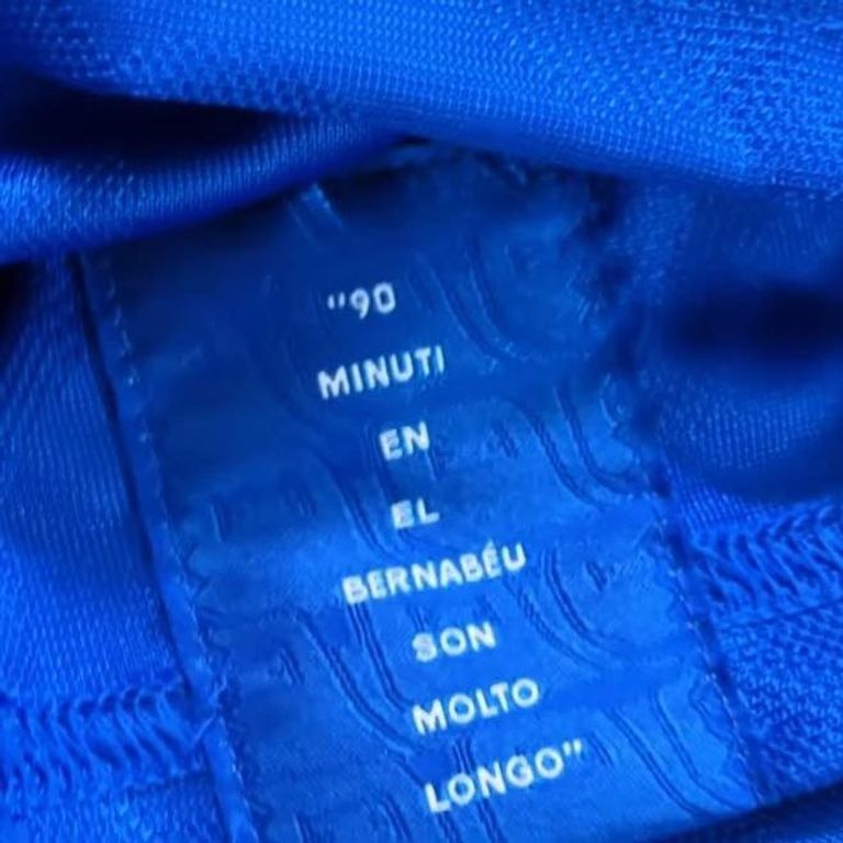 قميص ريال مدريد الثالث جماهير ريال مدريد ترفع لافتة العبارة الأسطورية