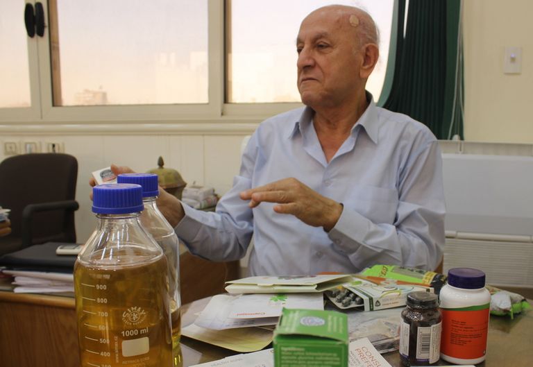 الدكتور فاروق كامل الباز أمام المفاعل الحيوي للطحالب 