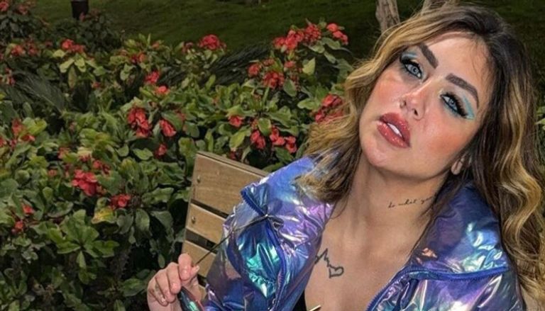 البلوغر هدير عبدالرازق تغادر مصر