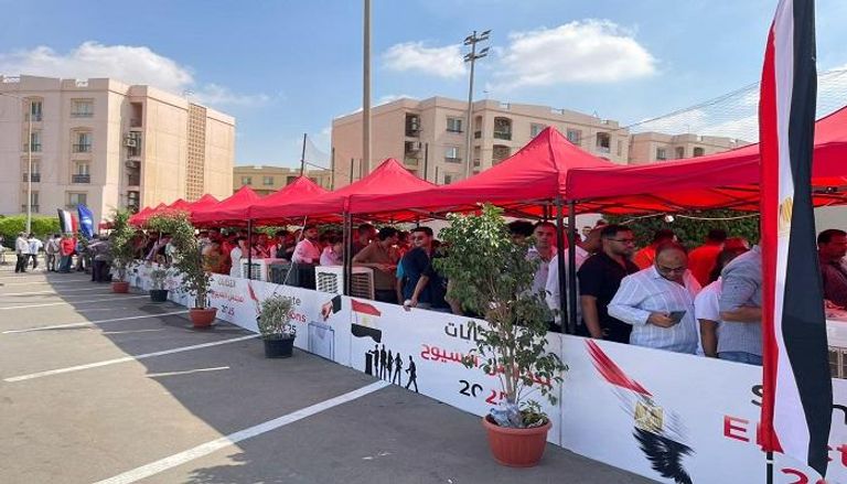 ناخبون يصطفون أمام إحدى لجان الاقتراع