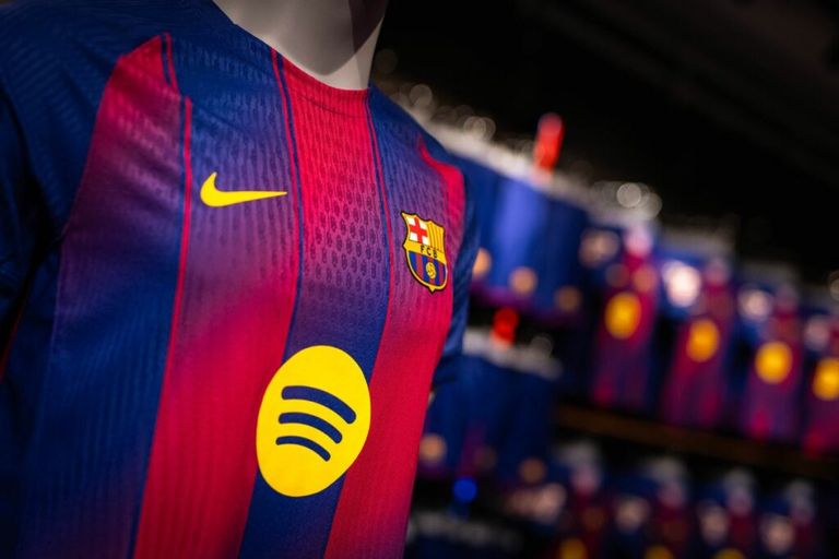 برشلونة - نايكي نايكي Vs أديداس