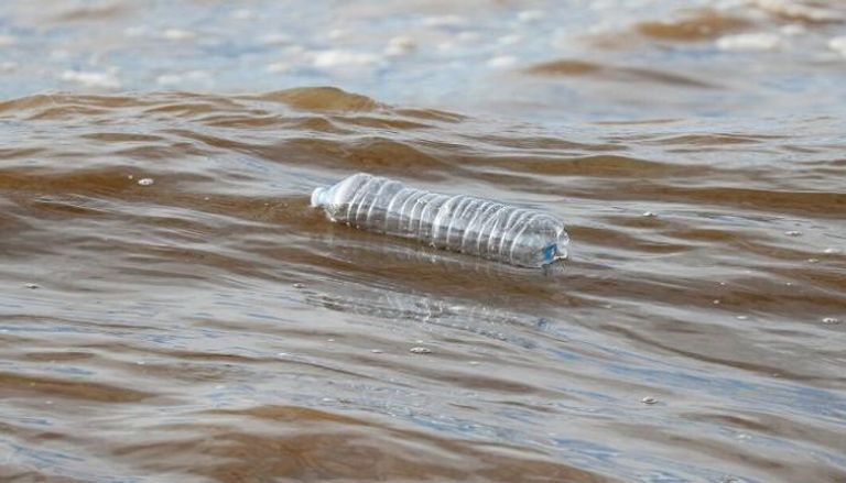 زجاجة بلاستيكية في المياه - رويترز