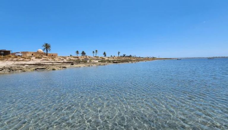 شاطئ من شواطئ جزيرة قرقنة