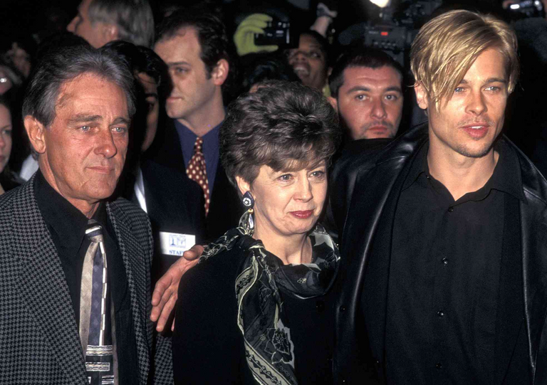 براد بيت وأنجلينا جولي مع والديه