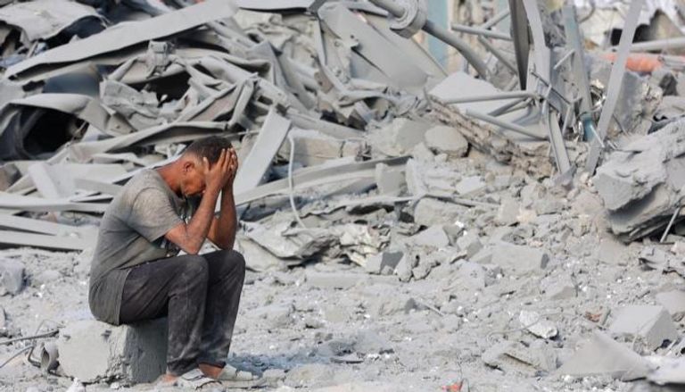 فلسطيني يجلس على ركام منزله في غزة