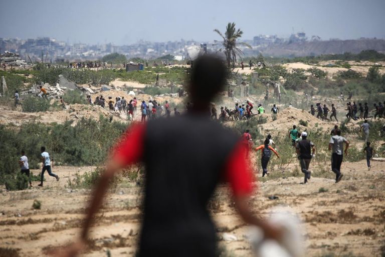 فلسطيني يجلس على ركام منزله في غزة