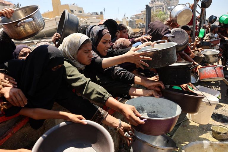 فلسطيني يجلس على ركام منزله في غزة