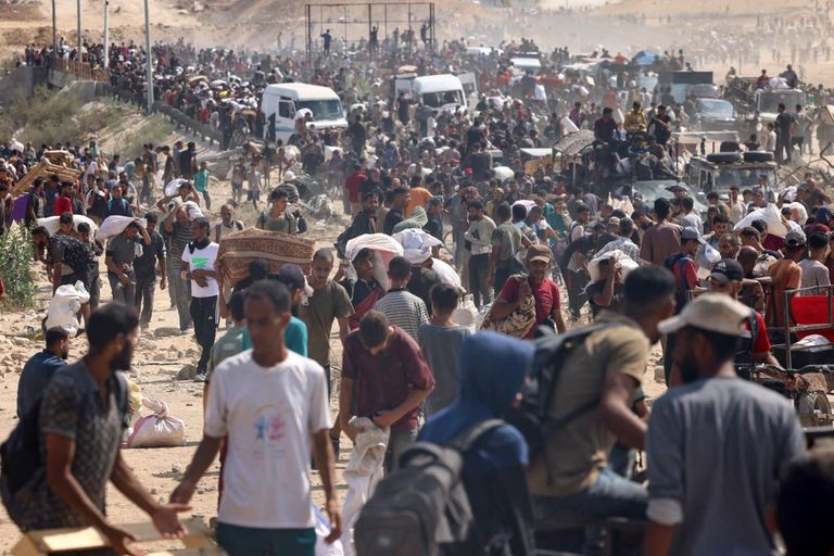فلسطيني يجلس على ركام منزله في غزة