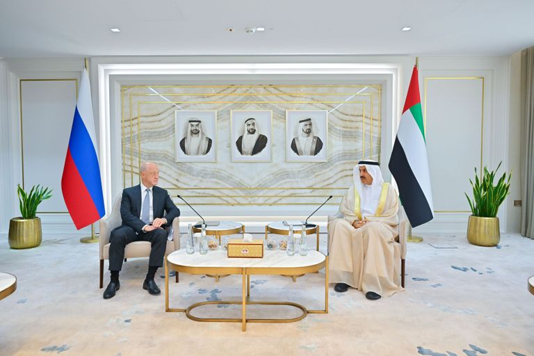 الشيخ محمد بن زايد آل نهيان والرئيس الروسي في لقاء سابق