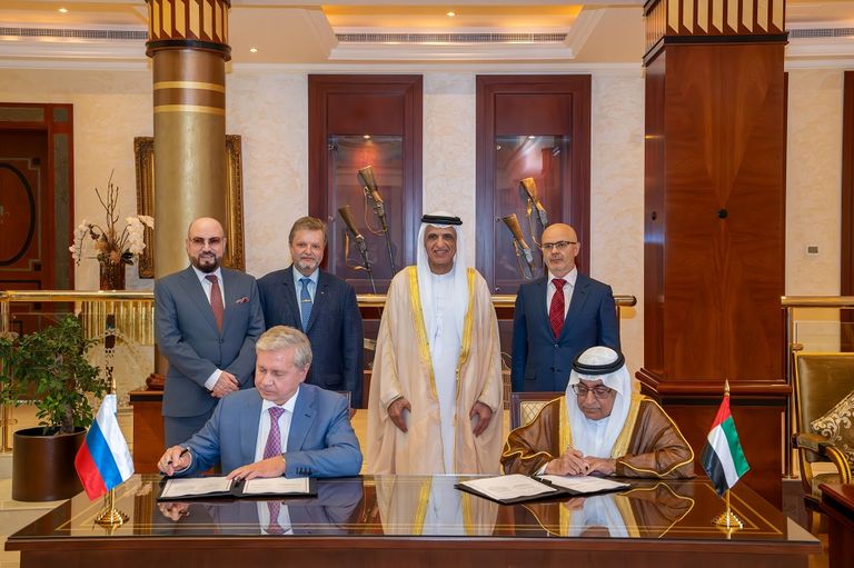 الشيخ محمد بن زايد آل نهيان والرئيس الروسي في لقاء سابق