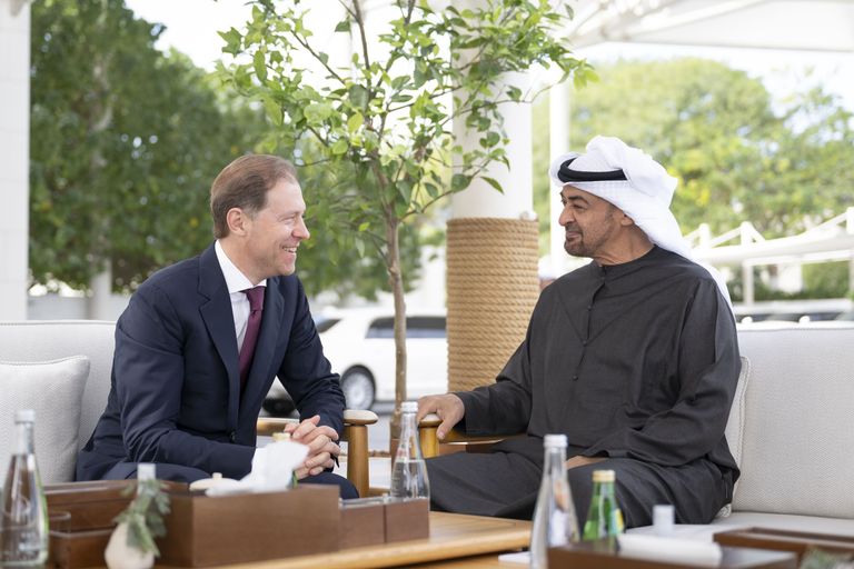 الشيخ محمد بن زايد آل نهيان والرئيس الروسي في لقاء سابق