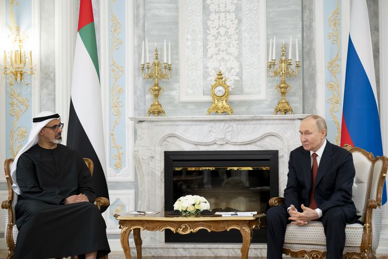 الشيخ محمد بن زايد آل نهيان والرئيس الروسي في لقاء سابق