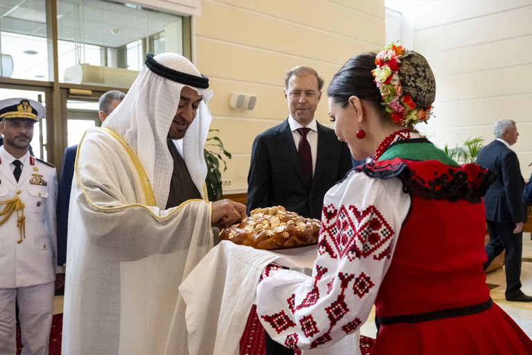 جانب من لقاء محمد بن زايد آل نهيان وبوتين