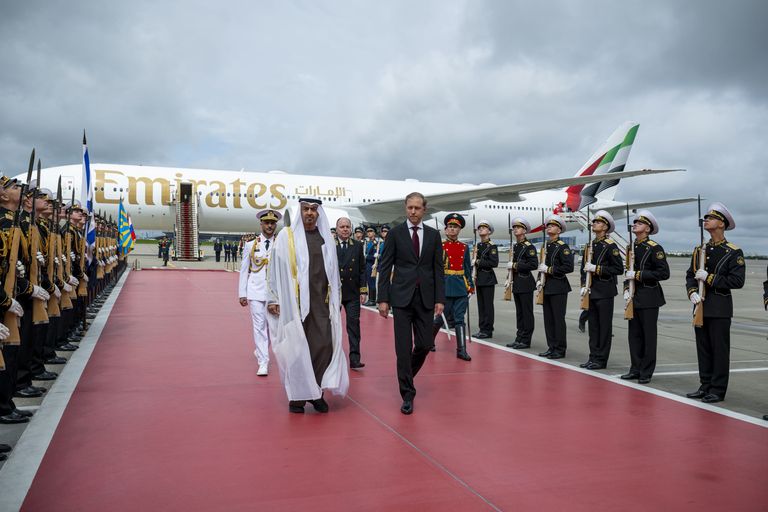 جانب من لقاء محمد بن زايد آل نهيان وبوتين
