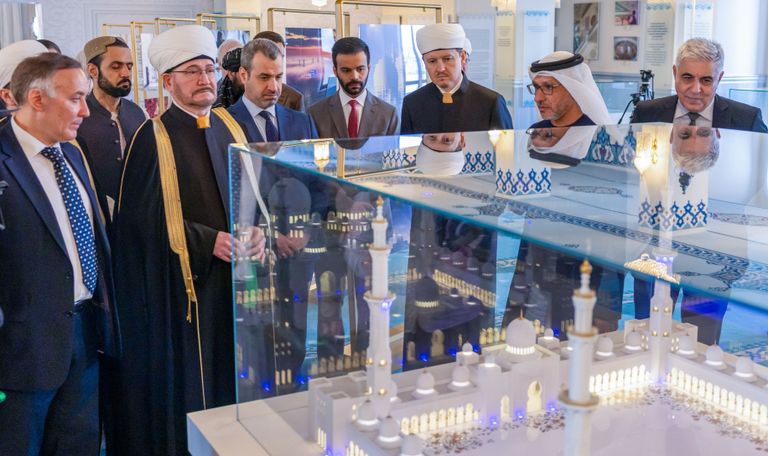 رئيسا الإمارات وروسيا خلال افتتاح مركز الشيخة فاطمة بنت مبارك في موسكو