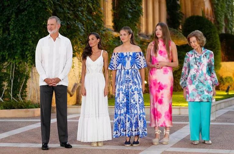 إطلالة الملكة ليتيثيا وبناتها صيف 2025