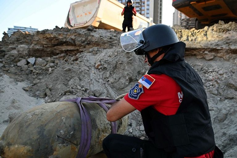 لحظة انتشال القنبلة البريطانية من منطقة بوسط بلغراد