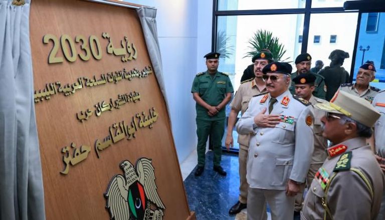 المشير خليفة حفتر خلال إطلاق رؤية 2030