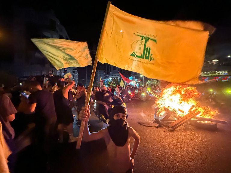 مؤيدون لحزب الله يقطعون طريقا في الضاحية الجنوبية