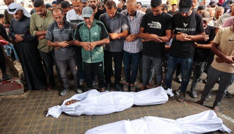 فلسطينيون ينعون جثامين أحباء لهم قتلوا في قصف إسرائيلي على غزة