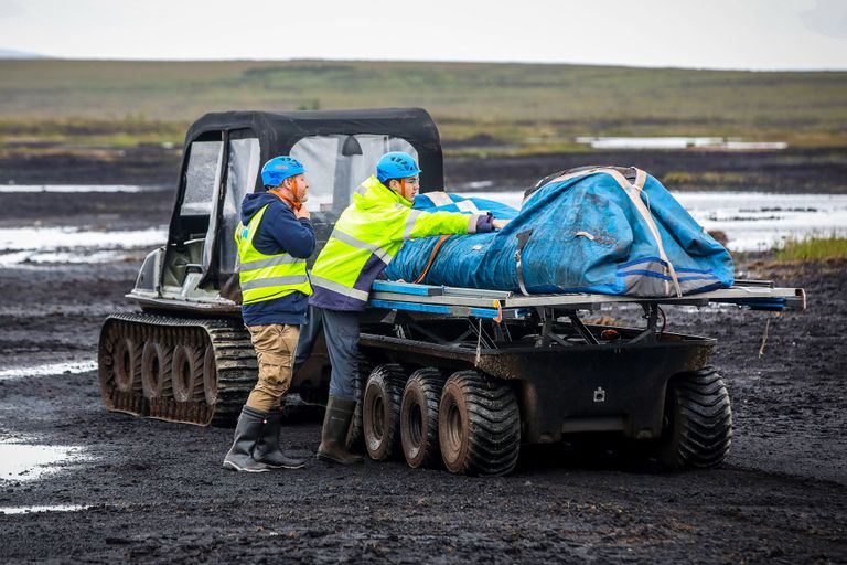 تجهيز الطائرة الورقية - أ ف ب