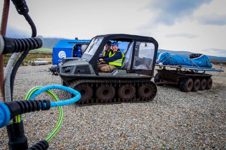 تجهيز الطائرة الورقية - أ ف ب