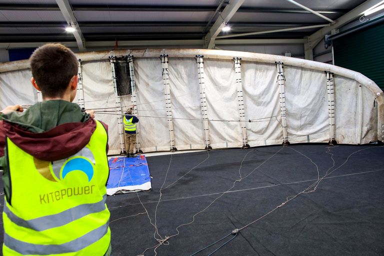 تجهيز الطائرة الورقية - أ ف ب