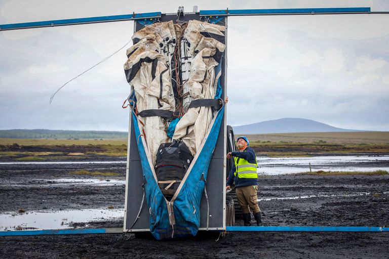 تجهيز الطائرة الورقية - أ ف ب