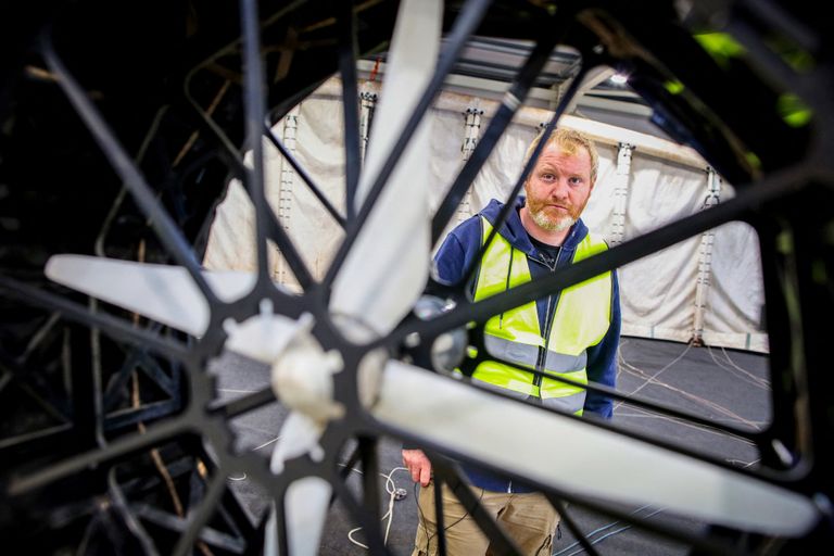 تجهيز الطائرة الورقية - أ ف ب