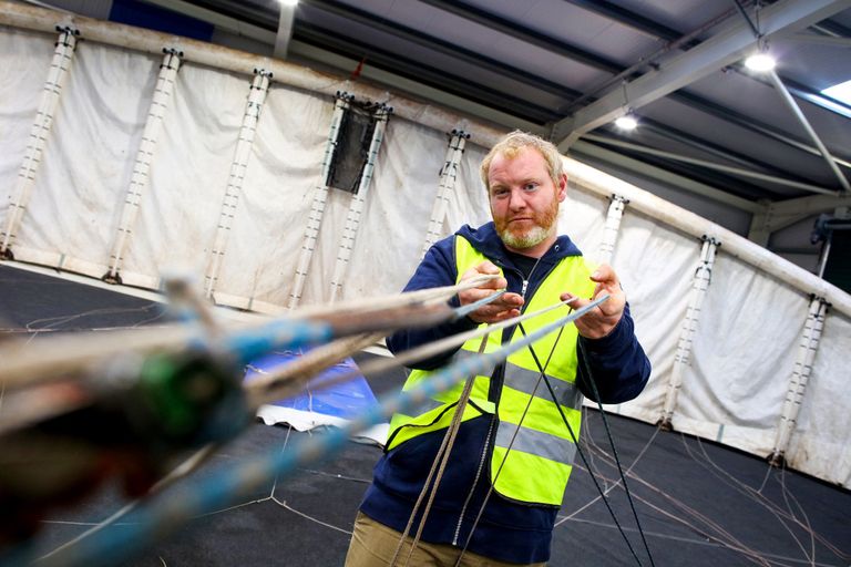 تجهيز الطائرة الورقية - أ ف ب