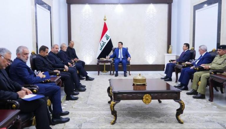 رئيس الوزراء العراقي خلال استقباله لاريجاني