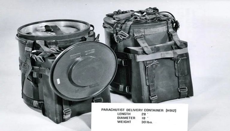 مظلي يحمل القنبلة النووية