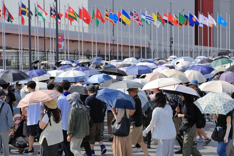 زوار معرض إكسبو أوساكا زوار معرض إكسبو أوساكا