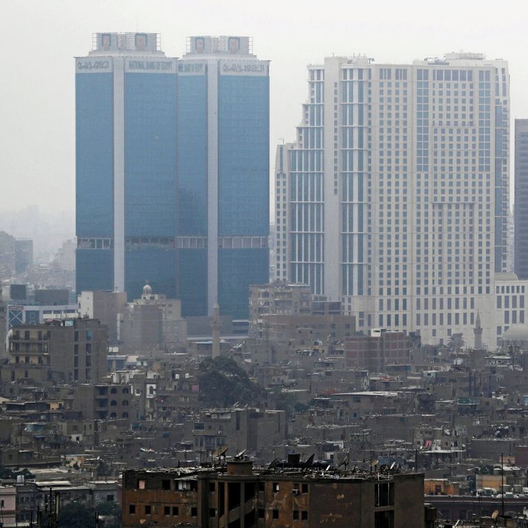 الفرع الرئيسي للبنك الأهلي المصري - رويترز شخص سقف أمام ماكينة تابعة للبنك الأهلي المصري - رويترز