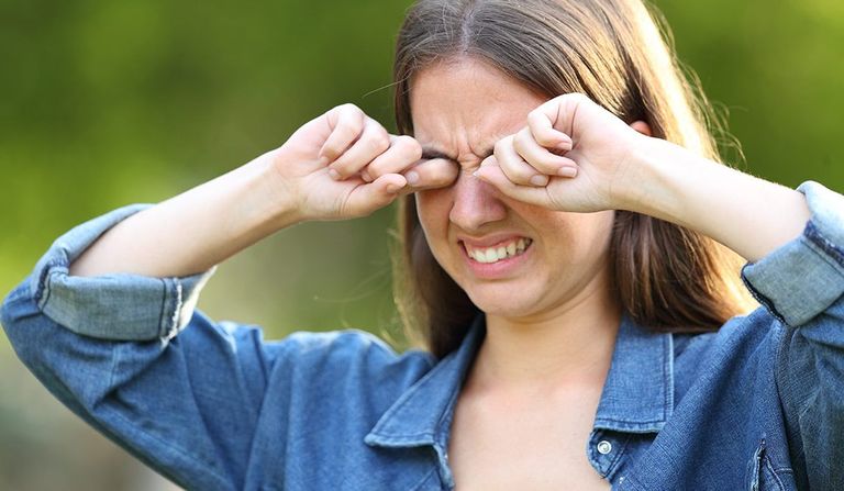 عادة فرك العين قد تعرض البصر لخطر كبير