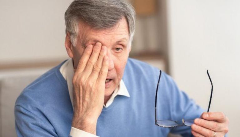 عادة فرك العين قد تعرض البصر لخطر كبير