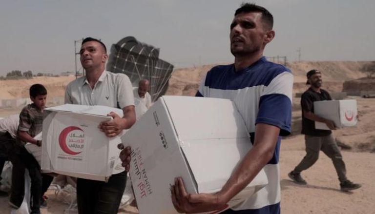 فلسطينيون يحصلون على مساعدات الإنزال الجوي الإماراتي الـ69